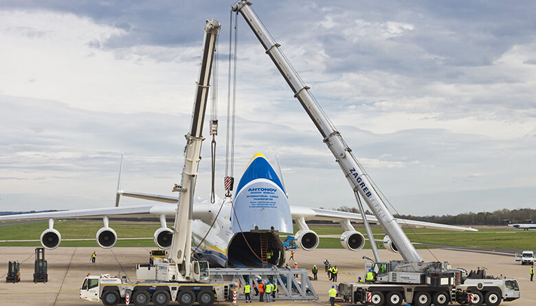 Cranes loading heavy project cargo and capital equipment